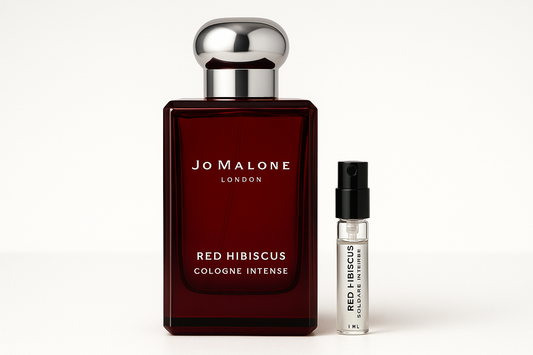 Jo Malone Red Hibiscus Cologne Intense 1 ml prøve stående ved siden af 100 ml parfumeflaske Jo Malone Red Hibiscus Cologne Intense, som har hvid skrift på mørkerød flaske
