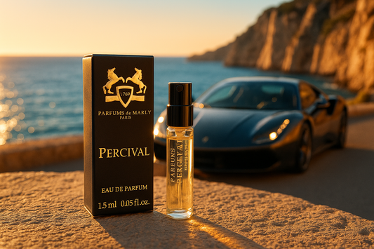Parfums De Marly Percival officiel duftprøve 1,5 ml 0,05 fl. o.z. parfumetester, luksusbil bagved ved havets kyst