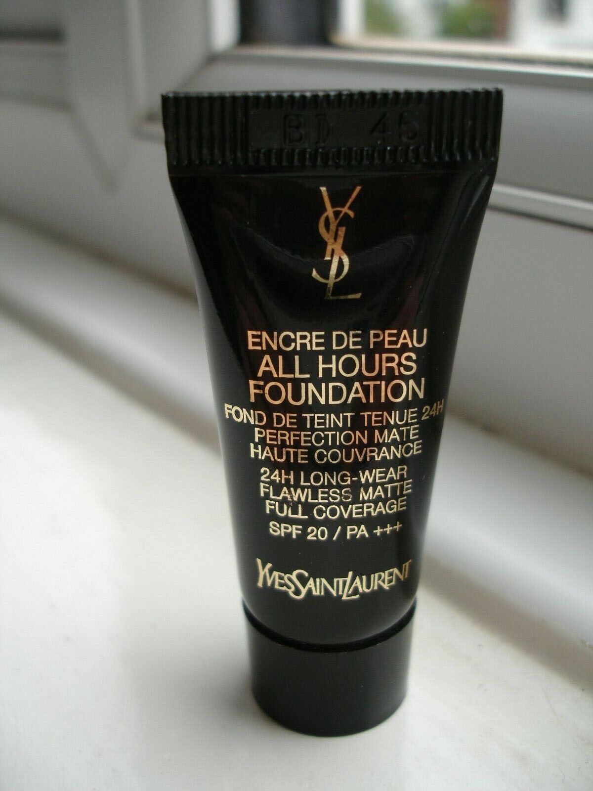 Yves Saint Laurent All Hours Foundation 5ml 0,16 fl. oz. officiel hudplejeprøve Shade B 90 Ebony