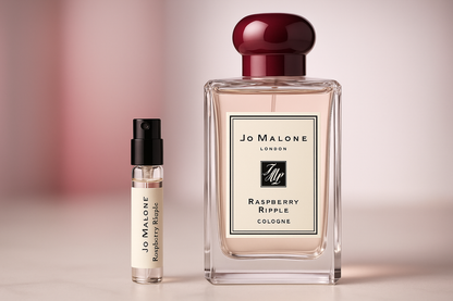Jo Malone Raspberry Ripple Cologne parfumeprøver, 1ml parfumeprøve stående ved siden af ​​100ml størrelse Jo Malone Raspberry Ripple Cologne parfumeflaske