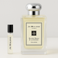 Jo Malone Silver Birch & Lavender Cologne parfumeprøver, 6 ml duftprøve stående ved siden af ​​100 ml fuld størrelse Jo Malone Silver Birch & Lavender Cologne parfumeflaske