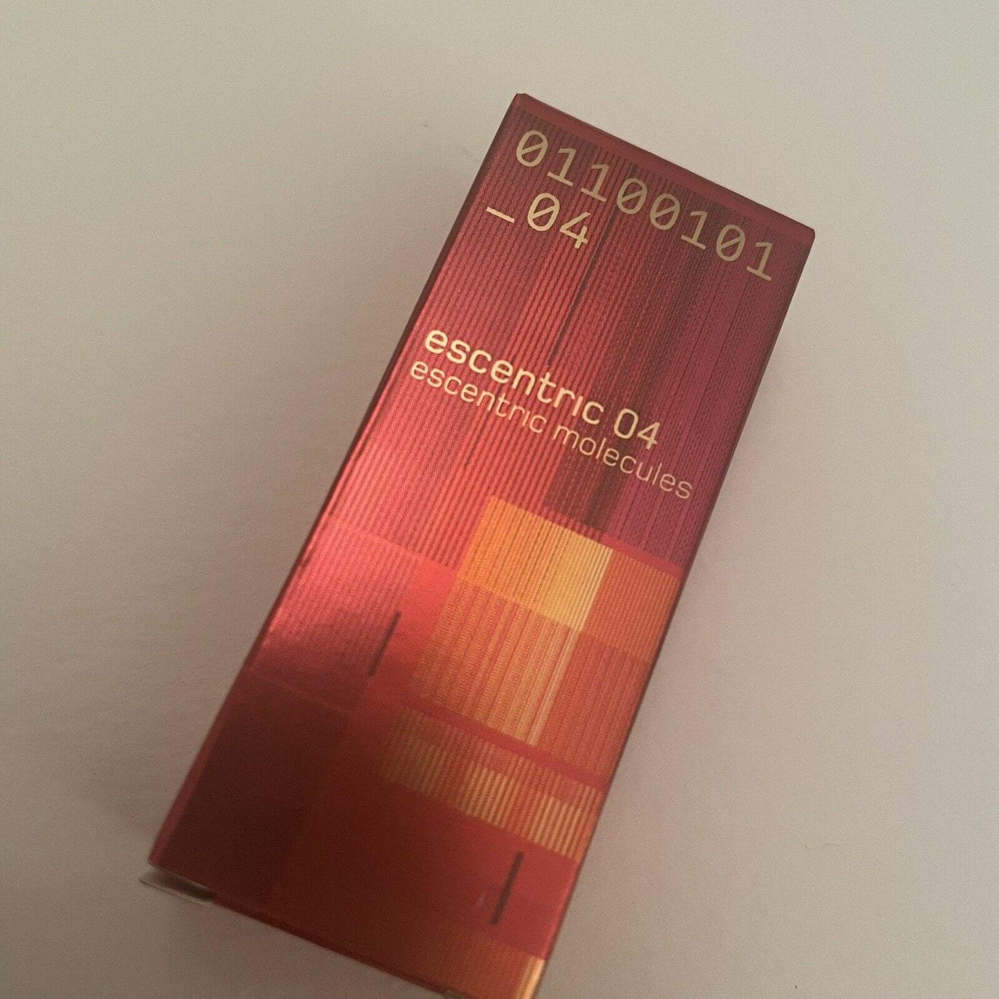 Escentric Molecules Escentric 04 2ml 0,07 fl. oz. hivatalos parfüm minta, Escentric Molecules Escentric 04 2ml 0,07 fl. oz. amostra oficial de parfume, Escentric Molecules Escentric 04 2ml 0,07 fl. oz. 官方香水样品, Mostră oficială de parfum Escentric Mole